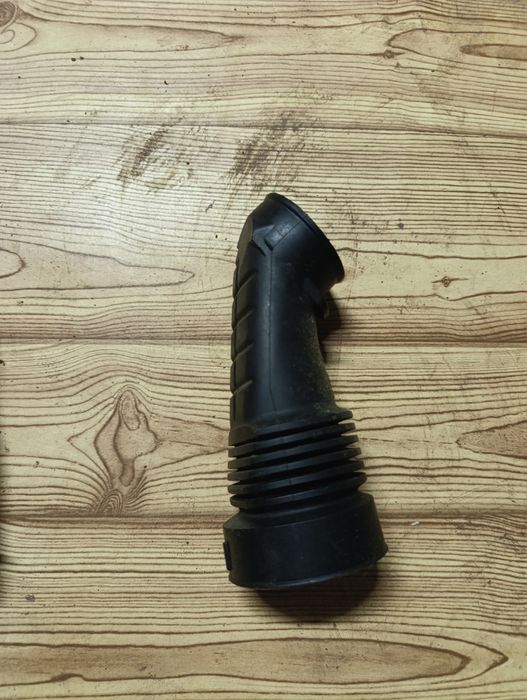 Патрубок воздуховода на Пежо 3008 дизель