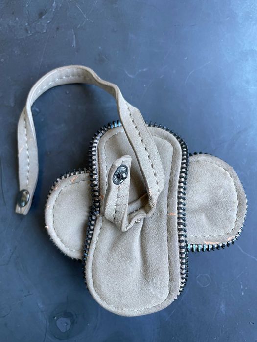 ACESSÓRIO PARA CARTEIRA - FORMATO DE FLOR - DESIGNER PORTUGUÊS - PELE