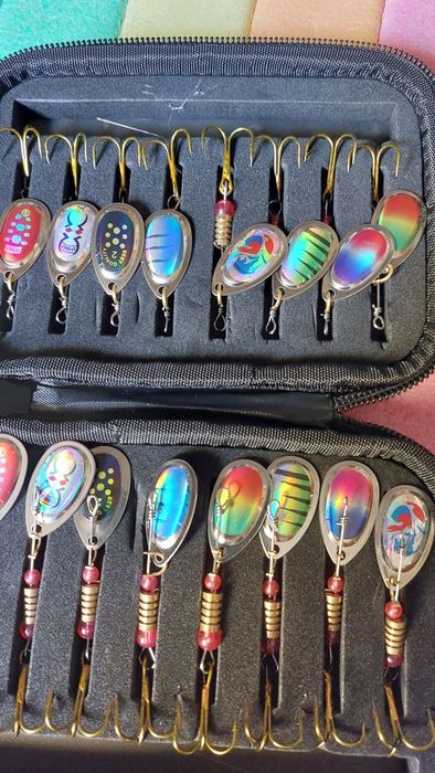 Estojo com 16 medalhas de pesca