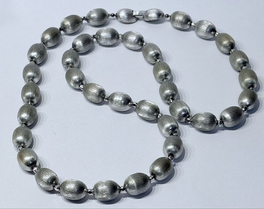 Lindo colar de bijutaria cor prata da marca Trifari