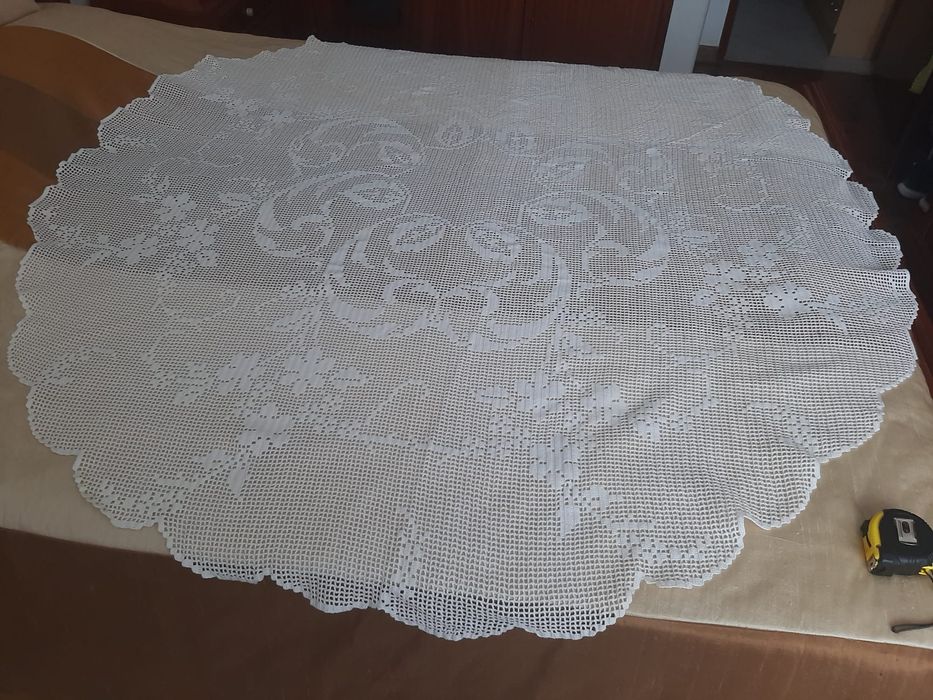 Vende-se toalha branca redonda