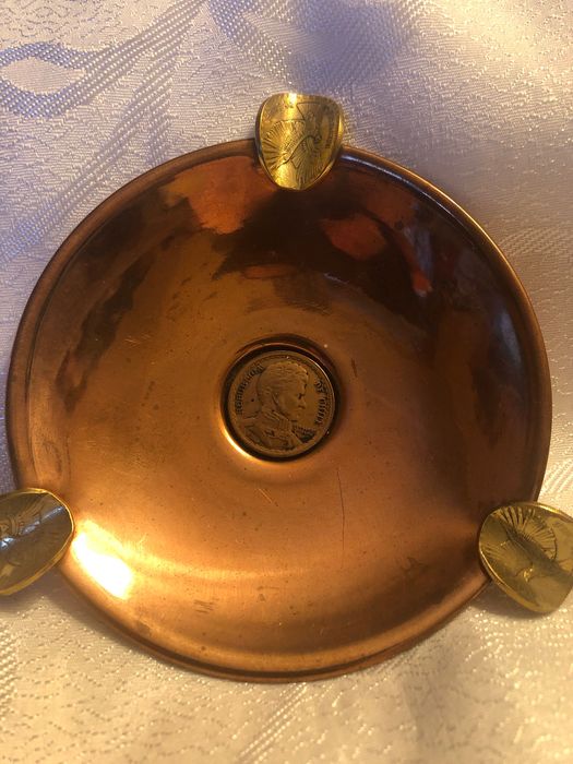 popielniczka z Chile - metalowa, ozdobiona monetami, oryginalna