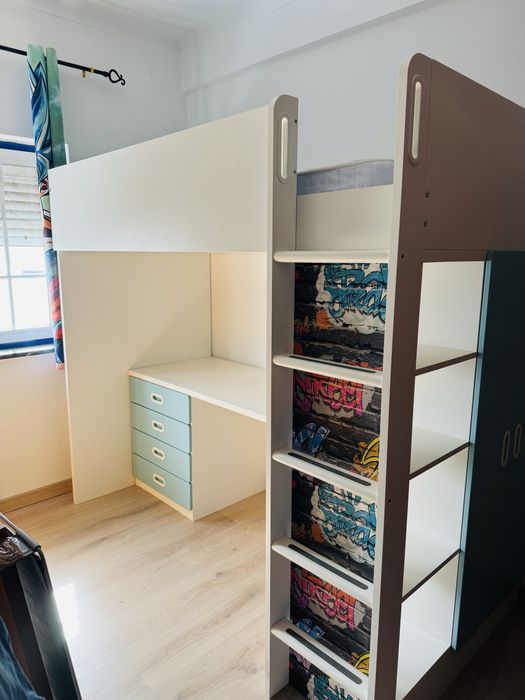 Cama alta com secreatria e roupeiro como nova