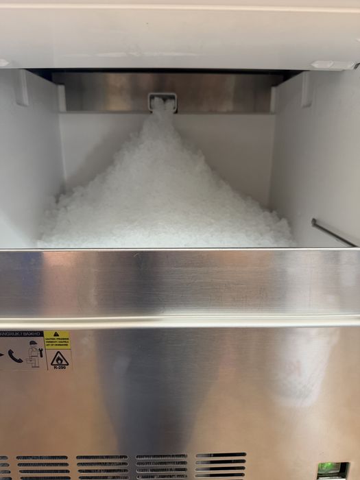 Maquina de Gelo  triturado  Brema  Produção de 60 kg a 90 kg em 24 horas