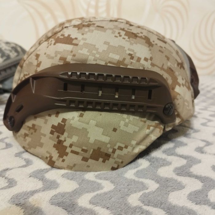 Replika hełmu MICH2000 w pokrowcu maskującym