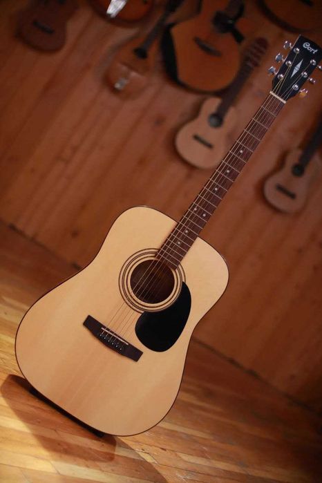 Акустична гітара у відмінному стані