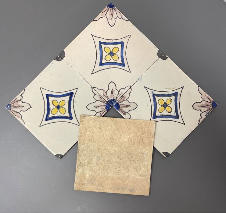 Azulejo Quadra Padrão Amarelo e Azul