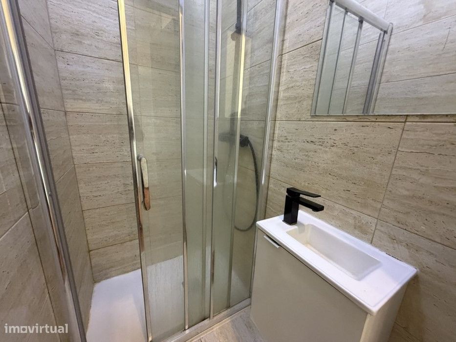 Venda de Apartamento com 7 assoalhadas na Avenida Almirante Reis
