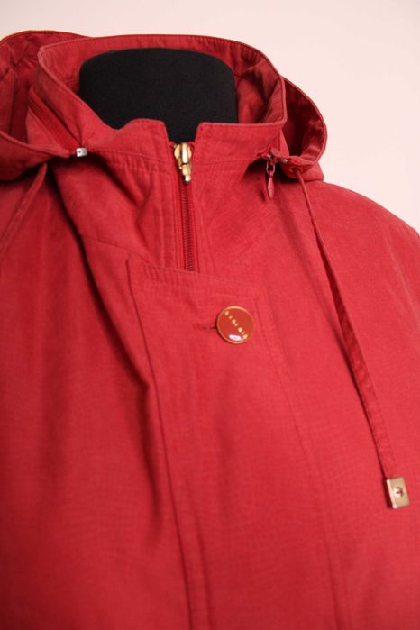 Czerwona kurtka wiosenna parka 48 Summer reflections