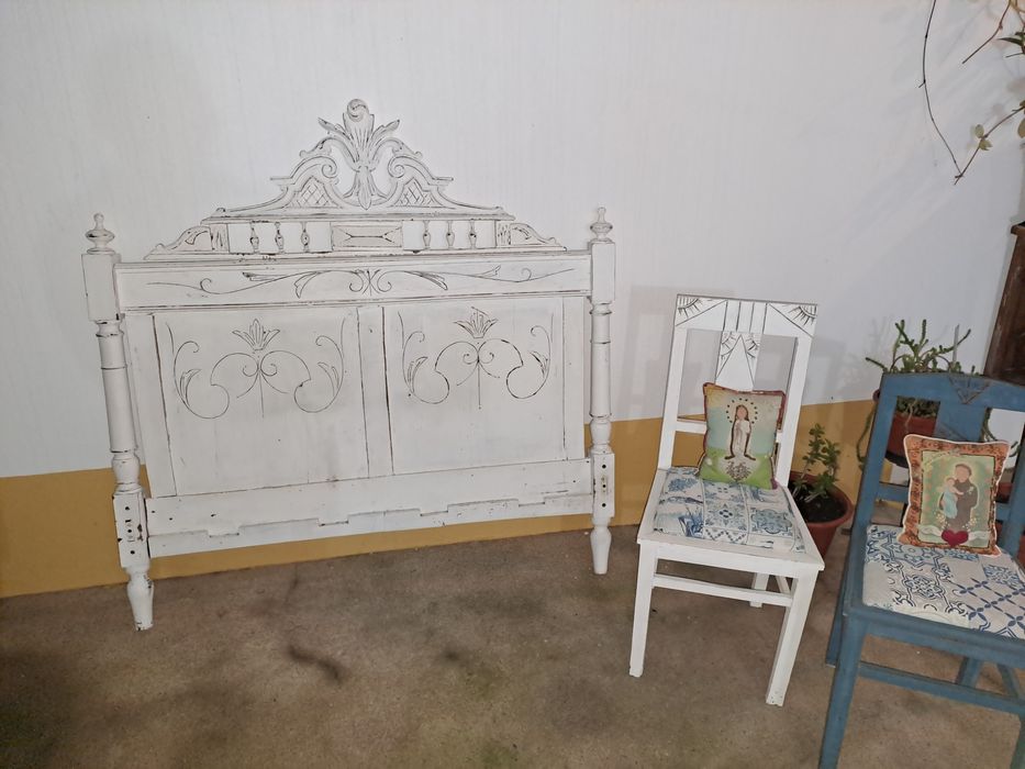 Cabeceira de cama restaurada com mais 100 anos