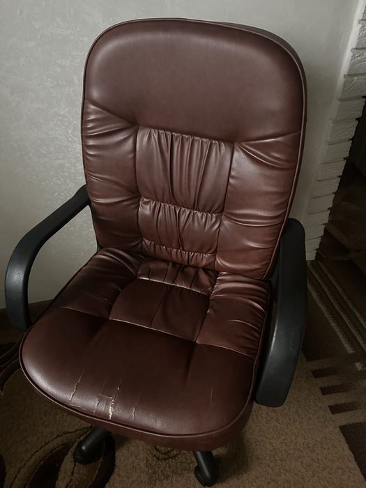 Кресло компьютерное , кожаное офисное