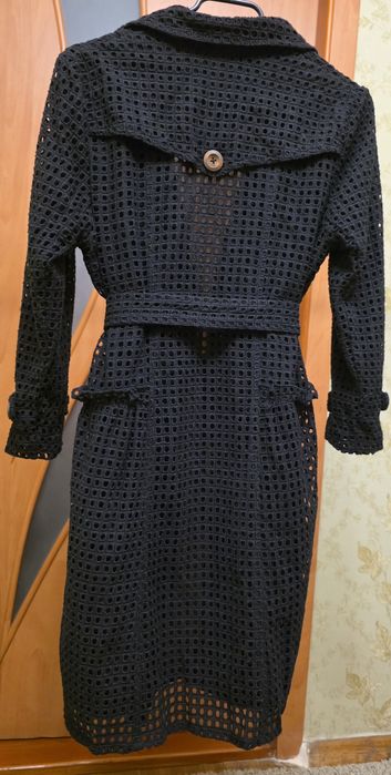 Чорна ажурна сукня або легкий тренчкот,р с-ка