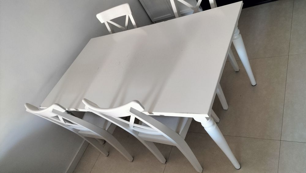 Mesa IKEA com alguns riscos