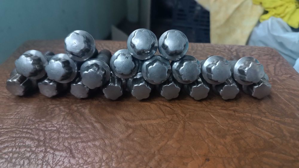 Оригинальные колесные болты Mercedes W221 звездочка