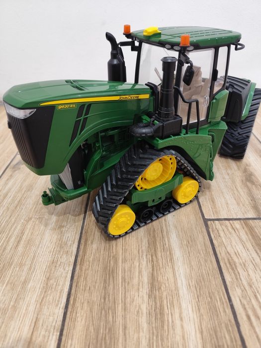 John Deere na gąsienicach Bruder