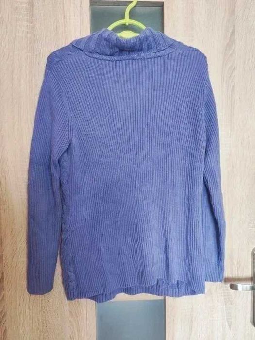 Fioletowy sweter z wywijanym dekoltem V rozmiar M