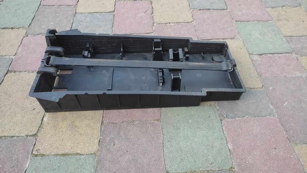 Бардачок для домкрата та ключів до іveco daily коробка