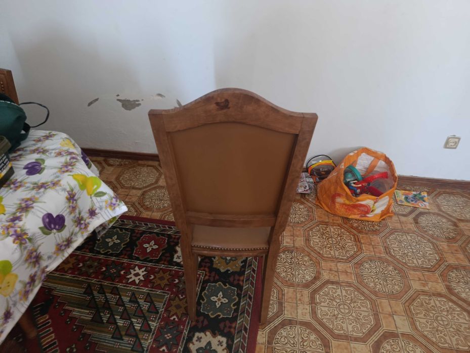 Mesa e 8 cadeiras de madeira