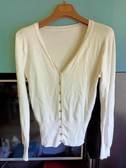 Biały sweterek rozpinany na guziki rozmiar S