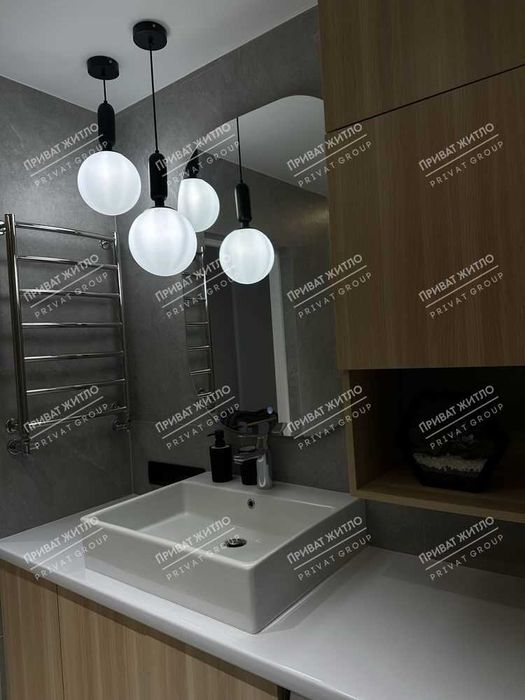 Трикімнатна квартира в сучасному будинку з дизайнерським ремонтом