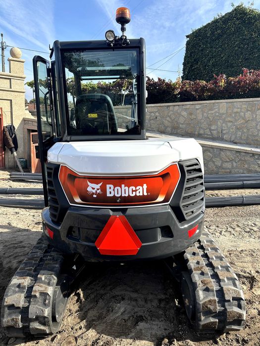 Mini-Giratória 5.7 ton BOBCAT E55Z com Operador
