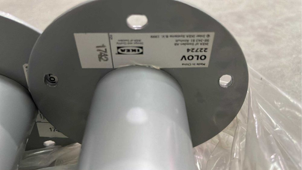 Mesa branca IKEA com pés em metal