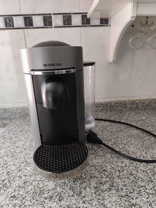 Máquina de café Vertuo Plus (Nespresso)