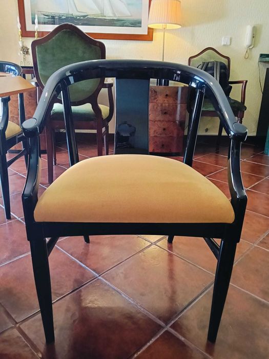 Mesa de Jogos Madeira Pêro Francês + 4 Cadeiras Estilo Oriental Madeira Pêro Francês e estofos em Alcântara