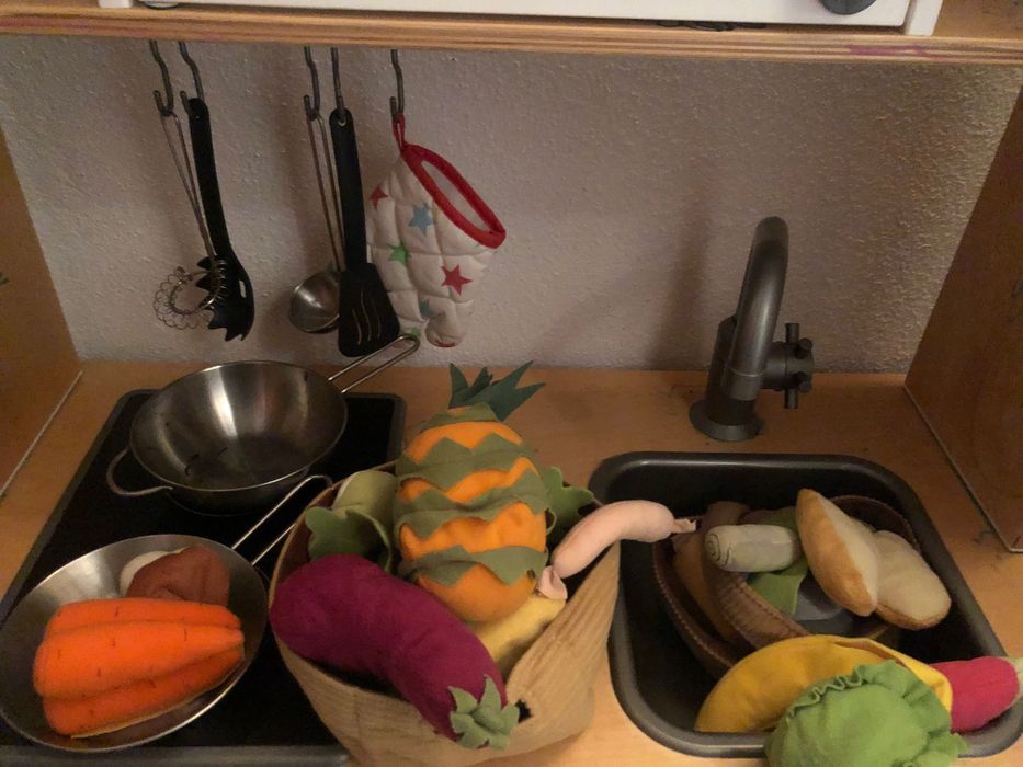 Cozinha criança com utensílios