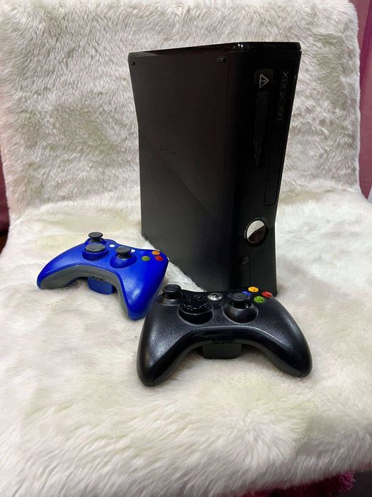 XBOX 360 + Controllers + Games64171724507393121