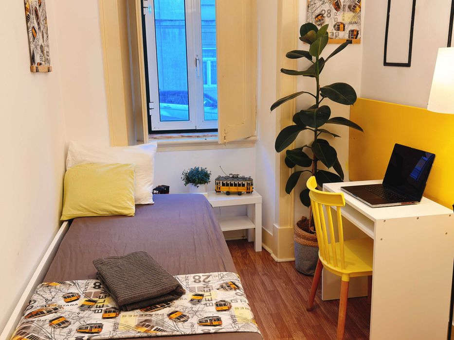 Vendo Mobílias de Quartos completa (cama, colchão, mesas, Roupeiros, arrumação). Como novo em Airbnb