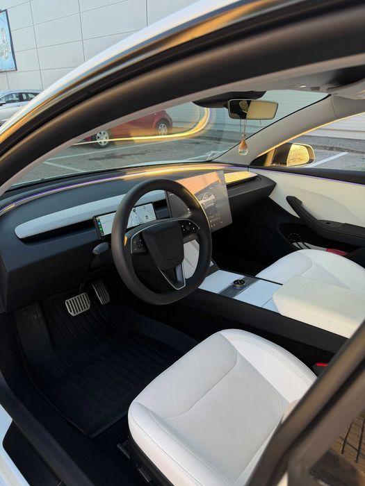 Tesla Model 3 RWD – 12/2024 – 25.000 km – Extras