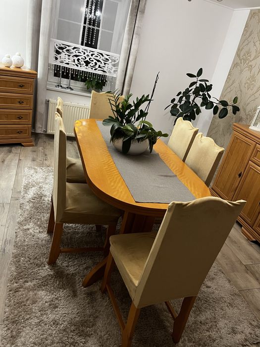 Rozkładany stół z krzesłami