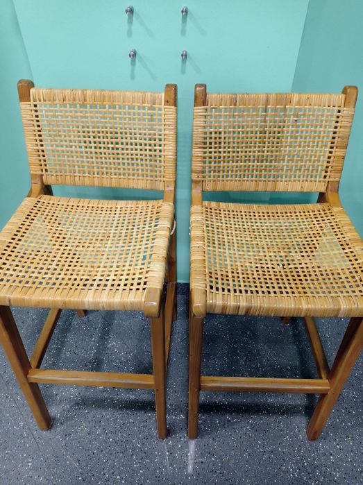 Cadeiras em madeira com assentos em palha