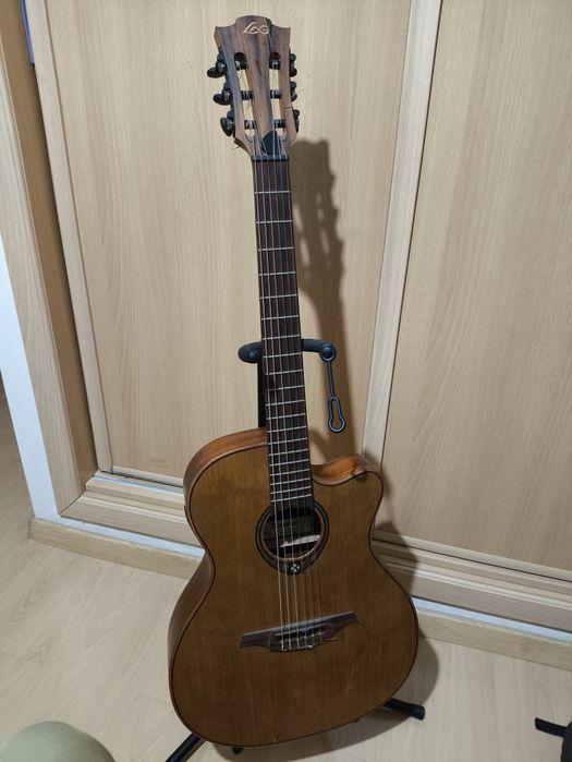 Guitarra LAG Tramontane TN170ASCE + amplificador  Fender Mustang I