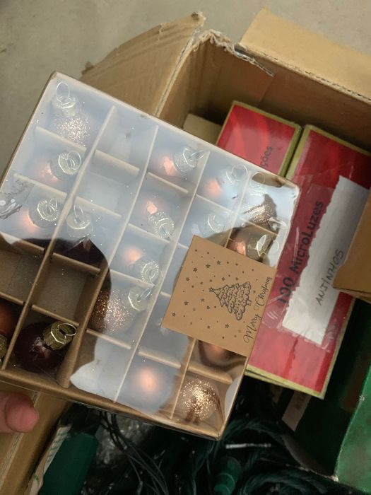 Material de Natal - luzes, bolas e decoração