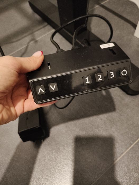 Elektryczny stelaż do biurka czarny