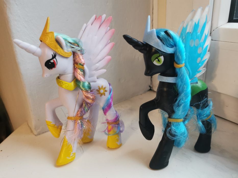 Księżniczka Celestia i Królowa Podmieńców Nightmare Moon, nowe koniki,