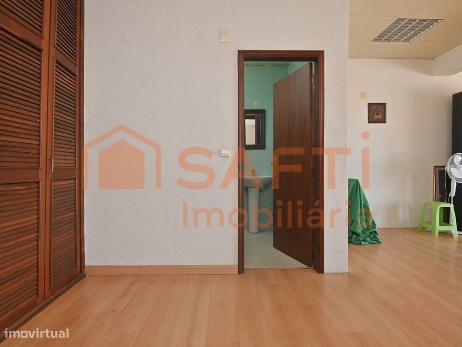 Loja com viabilidade de alteração para habitação - Póvoa de Santo A...