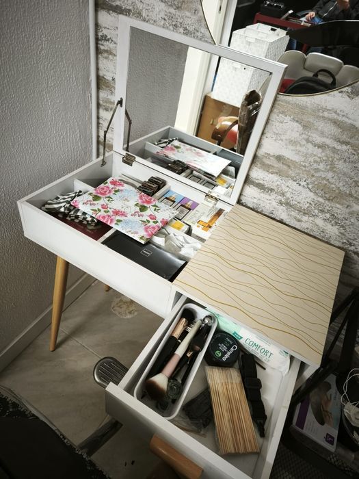 Penteadeira branca com espelho e compartimentos de arrumação