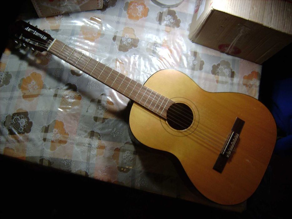 продам акустическую гитару