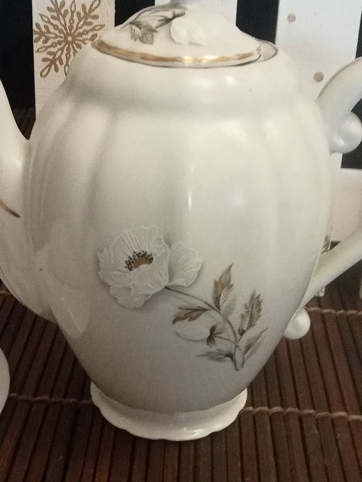 Bule, açucareiro , leiteira e chávena de porcelana de Viana