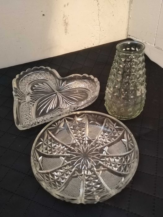 Talerze serce, okrogły i wazon szkło rozalinowe, Ząbkowice, PRL