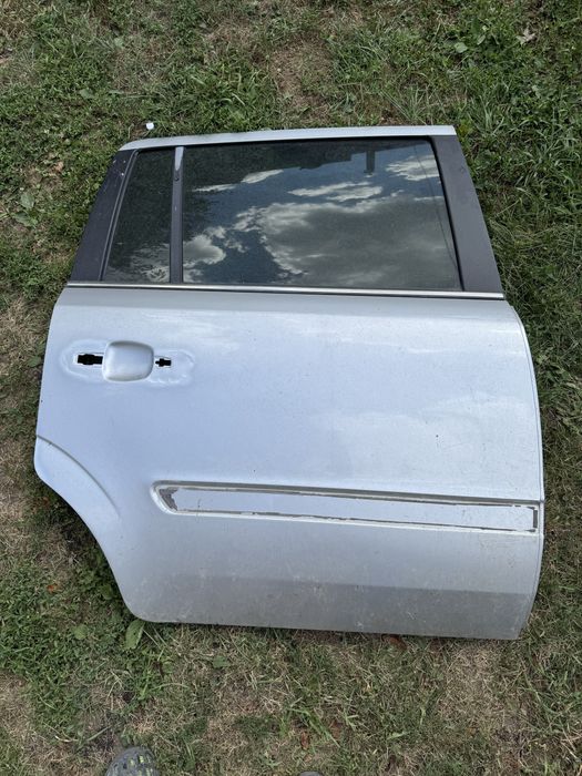 Задня права дверка Opel Zafira B