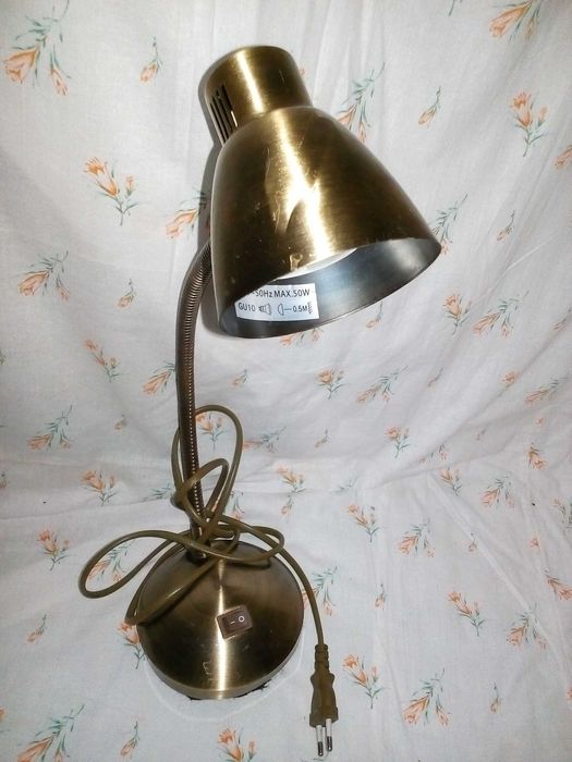 настольная светодиодная лампа тип цоколя GU10 (б/у) нюанс на фото