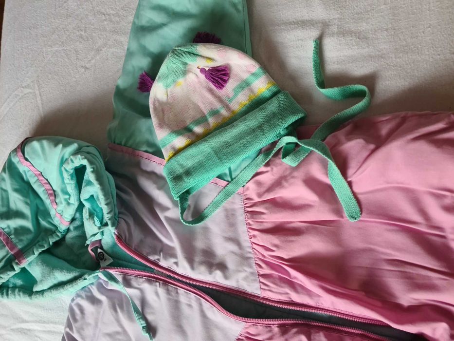 Nowa cena. Kombinezon jak nowy na 92 cm plus dwie czapeczki.