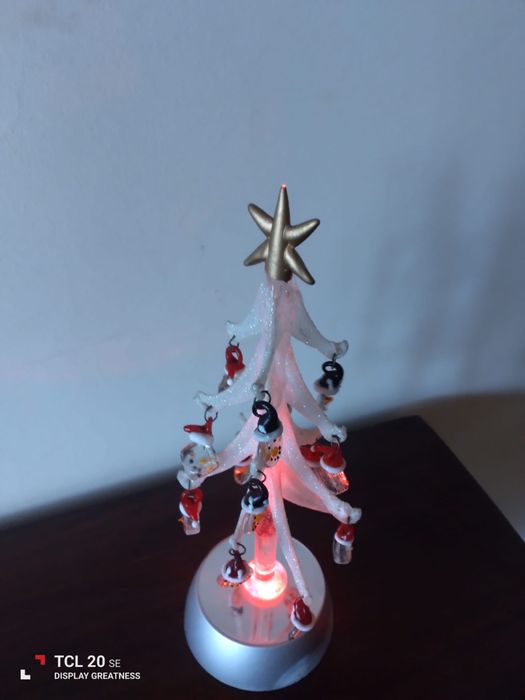 Duas árvores de Natal em vidro