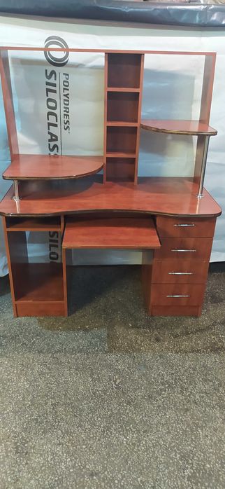 Комп'ютерний стіл