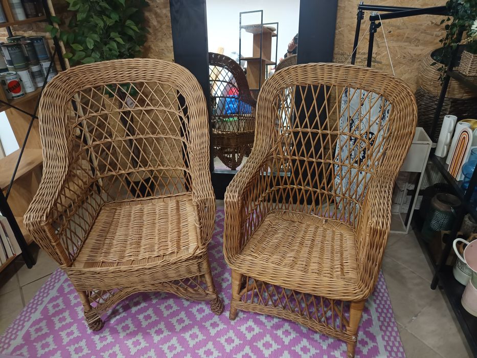 Dois cadeirões em vime