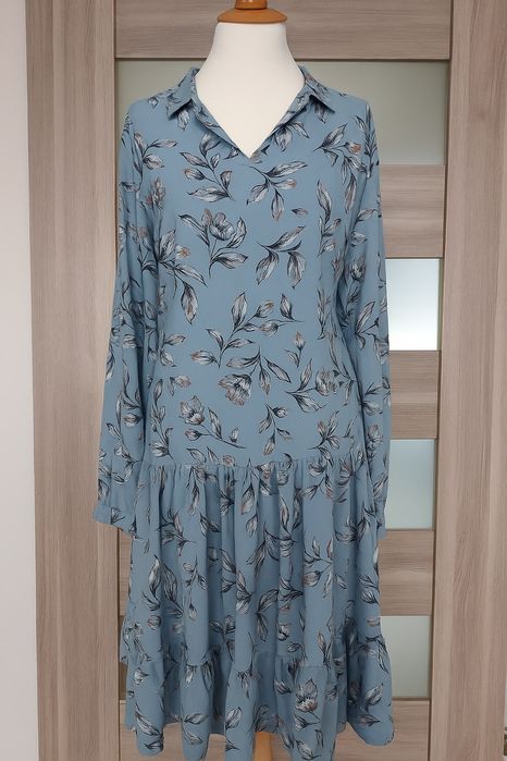 Sukienka w kwiatki z długim rękawem